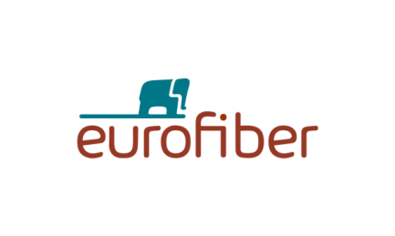 Logo:roter Eurofiber Schriftzug mit petrolfarbenem Elefant
