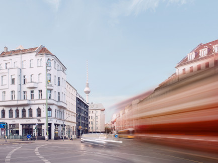 Eine Berliner Kreuzung, durch die etwas mit rasender Geschwindigkeit fegt.