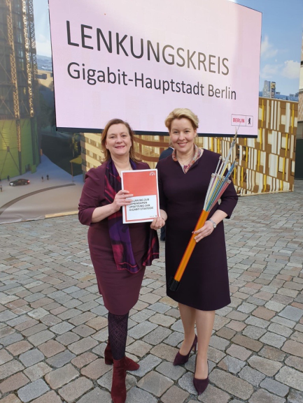 Ute HIndenlang und Franziska Giffey posieren vor einem Plakat des Lenkungskreis Gigabit-Hauptstadt Berlin
